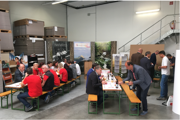 NEUER KLEBETISCH – bauernfeind Druck + Display GmbH ist fit für die Zukunft